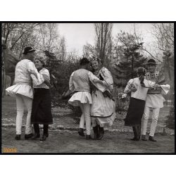   Nagyobb méret, Szendrő István fotóművészeti alkotása. Fiatalok Gyimesközéploki népviseletben, néptánc, 1930-as évek. Eredeti, pecséttel jelzett fotó, papírkép, Agfa Brovira papíron. Dekorációnak, aján