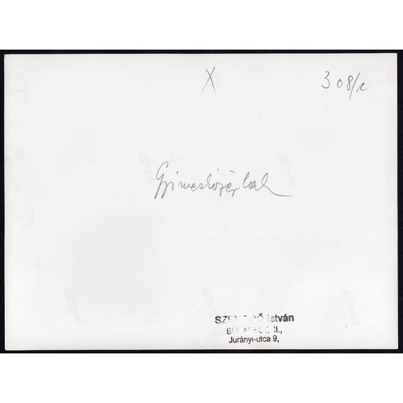 Nagyobb méret, Szendrő István fotóművészeti alkotása. Fiatalok Gyimesközéploki népviseletben, néptánc, 1930-as évek. Eredeti, pecséttel jelzett fotó, papírkép, Agfa Brovira papíron. Dekorációnak, aján