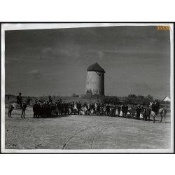   Nagyobb méret, Szendrő István fotóművészeti alkotása. Faluhelyen népviseletben, lovak, malom, 1930-as évek. Eredeti, pecséttel jelzett fotó, papírkép, Agfa Brovira papíron. Dekorációnak, ajándéknak is