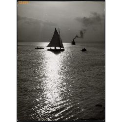   Nagyobb méret, Szendrő István fotóművészeti alkotása. Vízi közlekedés a Balatonon, vitorlás, csónak, gőzhajó, 1930-as évek. Eredeti, pecséttel jelzett fotó, papírkép. Dekorációnak, ajándéknak is kivál