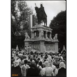   Nagyobb méret, Szendrő István fotóművészeti alkotása. Budapest, Budai vár, Szent István lovasszobra, ünnepség, fényképész, egyházi személyek, 1930-as évek. Eredeti, pecséttel jelzett fotó, papírkép, A