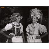 Nagyobb méret, Szendrő István fotóművészeti alkotása. Lányok, matyó népviseletben, Tard, Borsod-Abaúj-Zemplén megye, 1930-as évek. Eredeti, pecséttel jelzett fotó, papírkép, Agfa Brovira papíron. Deko