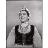 Nagyobb méret, Szendrő István fotóművészeti alkotása. Fiatal nő, Kecseti (Hargita megye) népviseletben, 1930-as évek. Eredeti, pecséttel jelzett fotó, papírkép, Agfa Brovira papíron. Dekorációnak, ajá