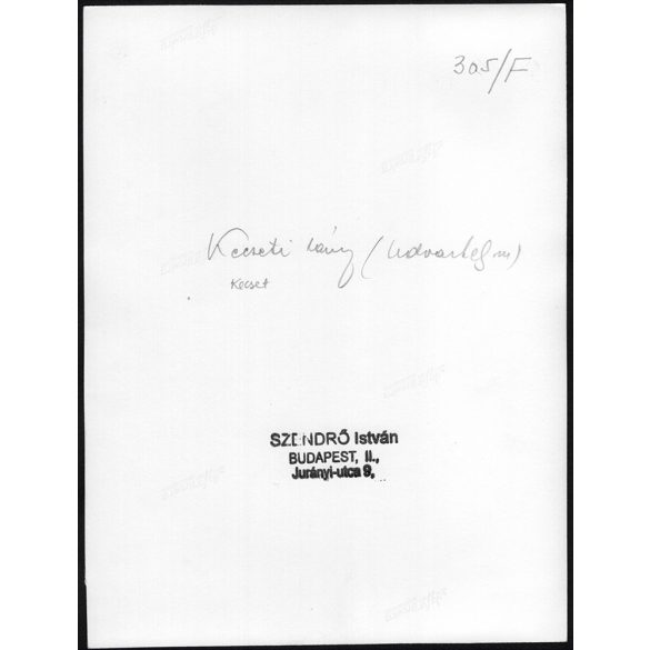 Nagyobb méret, Szendrő István fotóművészeti alkotása. Fiatal nő, Kecseti (Hargita megye) népviseletben, 1930-as évek. Eredeti, pecséttel jelzett fotó, papírkép, Agfa Brovira papíron. Dekorációnak, ajá