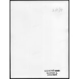 Nagyobb méret, Szendrő István fotóművészeti alkotása. Készülődés húsvétra, hímestojás festés, 1930-as évek. Eredeti, pecséttel jelzett fotó, papírkép, Agfa Brovira papíron. Dekorációnak, ajándéknak is