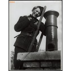   Nagyobb méret, Szendrő István fotóművészeti alkotása. Kéményseprő kisasszony, 1930-as évek. Eredeti, pecséttel jelzett fotó, papírkép, Agfa Brovira papíron. Dekorációnak, ajándéknak is kiváló. 