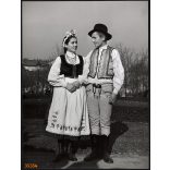Nagyobb méret, Szendrő István fotóművészeti alkotása. Fiatalok népviseletben, 1930-as évek. Eredeti, pecséttel jelzett fotó, papírkép, Agfa Brovira papíron. Dekorációnak, ajándéknak is kiváló. 