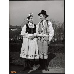   Nagyobb méret, Szendrő István fotóművészeti alkotása. Fiatalok népviseletben, 1930-as évek. Eredeti, pecséttel jelzett fotó, papírkép, Agfa Brovira papíron. Dekorációnak, ajándéknak is kiváló. 