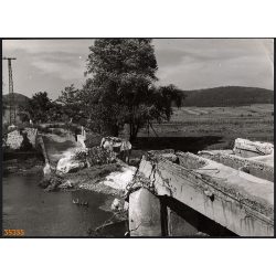   Nagyobb méret, Szendrő István fotóművészeti alkotása. Háború után, Kápolnai közúti híd (maradványai), 2, világháború, 1940-es évek. Eredeti, pecséttel jelzett fotó, papírkép, Agfa Brovira papíron. Dek