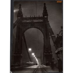   Nagyobb méret, Szendrő István fotóművészeti alkotása. Éjszaka az Erzsébet hídon, 1930-as évek. Eredeti, pecséttel jelzett fotó, papírkép. Dekorációnak, ajándéknak is kiváló. 
