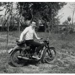 Fiatal férfi Kovrov K55 Moszkva  motorkerékpáron (a szovjet DKW RT125)  Magyarország, jármű, közlekedés, 1950-es évek, Eredeti fotó, papírkép. 