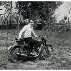   Fiatal férfi Kovrov K55 Moszkva  motorkerékpáron (a szovjet DKW RT125)  Magyarország, jármű, közlekedés, 1950-es évek, Eredeti fotó, papírkép. 