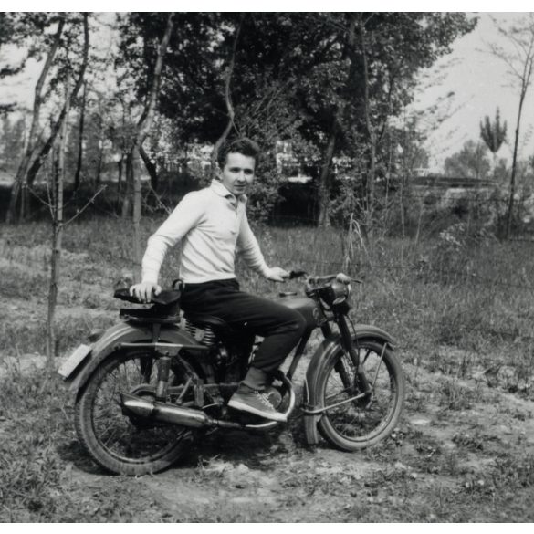 Fiatal férfi Kovrov K55 Moszkva  motorkerékpáron (a szovjet DKW RT125)  Magyarország, jármű, közlekedés, 1950-es évek, Eredeti fotó, papírkép. 