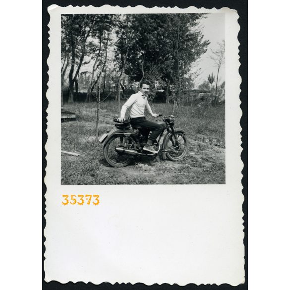Fiatal férfi Kovrov K55 Moszkva  motorkerékpáron (a szovjet DKW RT125)  Magyarország, jármű, közlekedés, 1950-es évek, Eredeti fotó, papírkép. 