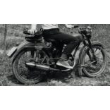 Fiatal férfi Kovrov K55 Moszkva  motorkerékpáron (a szovjet DKW RT125)  Magyarország, jármű, közlekedés, 1950-es évek, Eredeti fotó, papírkép. 