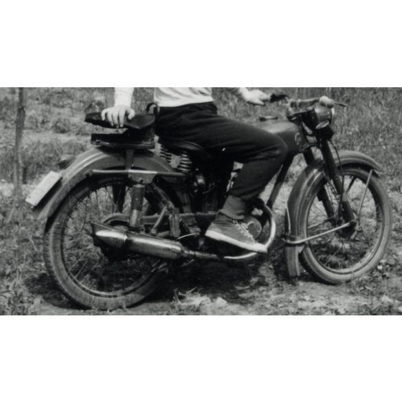 Fiatal férfi Kovrov K55 Moszkva  motorkerékpáron (a szovjet DKW RT125)  Magyarország, jármű, közlekedés, 1950-es évek, Eredeti fotó, papírkép. 