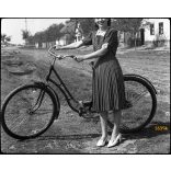 Csinos hölgy Sachs kerékpárral,  Magyarország, bicikli, jármű, közlekedés, plakát, 1940-es évek.  Eredeti fotó negatív!     
