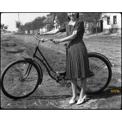   Csinos hölgy Sachs kerékpárral,  Magyarország, bicikli, jármű, közlekedés, plakát, 1940-es évek.  Eredeti fotó negatív!     