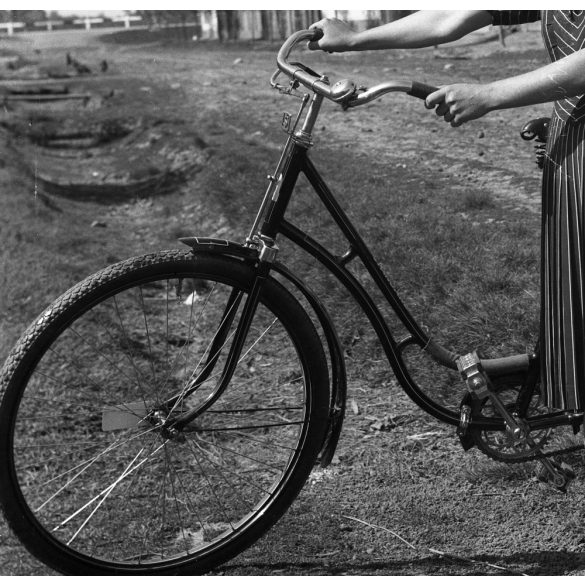 Csinos hölgy Sachs kerékpárral,  Magyarország, bicikli, jármű, közlekedés, plakát, 1940-es évek.  Eredeti fotó negatív!     