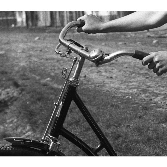 Csinos hölgy Sachs kerékpárral,  Magyarország, bicikli, jármű, közlekedés, plakát, 1940-es évek.  Eredeti fotó negatív!     