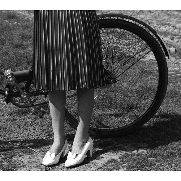 Csinos hölgy Sachs kerékpárral,  Magyarország, bicikli, jármű, közlekedés, plakát, 1940-es évek.  Eredeti fotó negatív!     