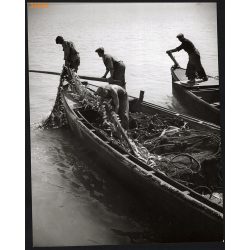   Nagyobb méret, Szendrő István fotóművészeti alkotása. Halászat, halak a halászhálóban, 1930-as évek. Eredeti, pecséttel jelzett fotó, papírkép, Agfa Brovira papíron. Dekorációnak, ajándéknak is kiváló