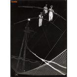 Nagyobb méret, Szendrő István fotóművészeti alkotása. Cirkuszi produkció, kötéltánc, 1930-as évek. Eredeti, pecséttel jelzett fotó, papírkép, Agfa Brovira papíron. Dekorációnak, ajándéknak is kiváló.