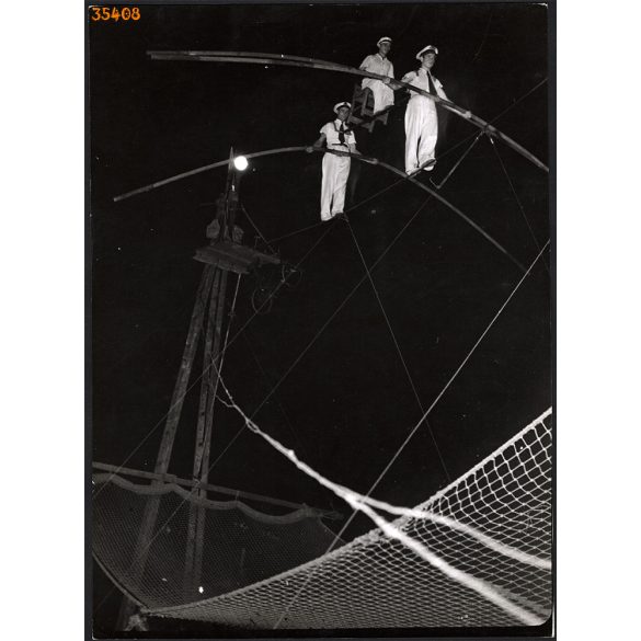 Nagyobb méret, Szendrő István fotóművészeti alkotása. Cirkuszi produkció, kötéltánc, 1930-as évek. Eredeti, pecséttel jelzett fotó, papírkép, Agfa Brovira papíron. Dekorációnak, ajándéknak is kiváló.