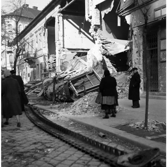 Forradalom Budapesten, Ferencváros, Üllői út 56, tank lánctalp, romos házak, 1956, helytörténet, 1950-es évek, kommunizmus,  Eredeti fotó negatív!  