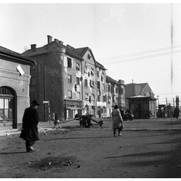 Forradalom Budapesten, Zugló, Bosnyák tér, szétlőtt ágyú, romos házak, Nagy Lajos király útja, 1956, helytörténet, 1950-es évek, kommunizmus,  Eredeti fotó negatív! 