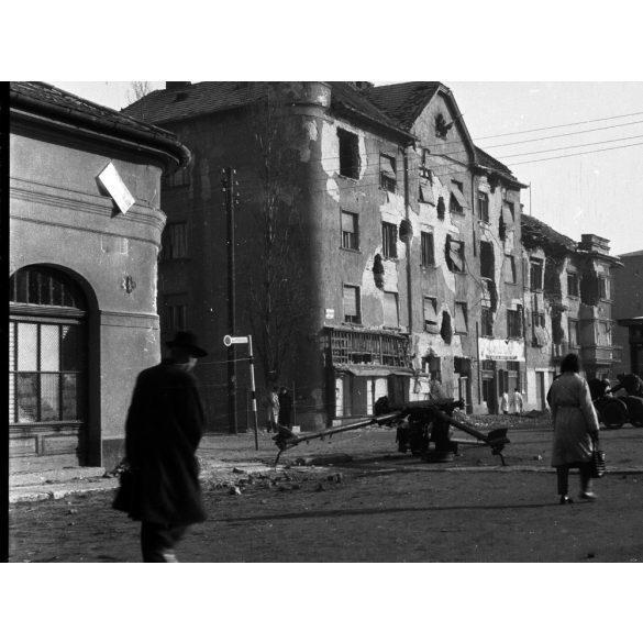 Forradalom Budapesten, Zugló, Bosnyák tér, szétlőtt ágyú, romos házak, Nagy Lajos király útja, 1956, helytörténet, 1950-es évek, kommunizmus,  Eredeti fotó negatív! 
