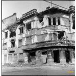 Forradalom Budapesten, Zugló, Bosnyák tér, kiégett üzlethelyiség, romos házak, Thököly út - Nagy Lajos király útja saroképület, 1956, helytörténet, 1950-es évek, kommunizmus,  Eredeti fotó negatív!   