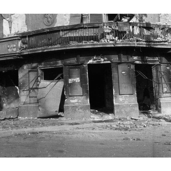Forradalom Budapesten, Zugló, Bosnyák tér, kiégett üzlethelyiség, romos házak, Thököly út - Nagy Lajos király útja saroképület, 1956, helytörténet, 1950-es évek, kommunizmus,  Eredeti fotó negatív!   