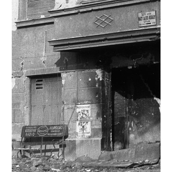 Forradalom Budapesten, Zugló, Bosnyák tér, kiégett üzlethelyiség, romos házak, Thököly út - Nagy Lajos király útja saroképület, 1956, helytörténet, 1950-es évek, kommunizmus,  Eredeti fotó negatív!   