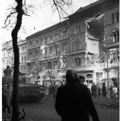   Forradalom Budapesten, Erzsébetváros, Erzsébet körút 33,  szétlőtt ház, szovjet tank, 1956, helytörténet, 1950-es évek, kommunizmus,  Eredeti fotó negatív!