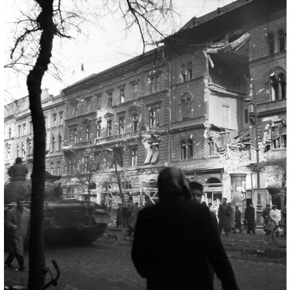 Forradalom Budapesten, Erzsébetváros, Erzsébet körút 33,  szétlőtt ház, szovjet tank, 1956, helytörténet, 1950-es évek, kommunizmus,  Eredeti fotó negatív!
