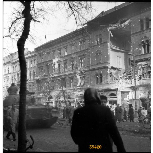 Forradalom Budapesten, Erzsébetváros, Erzsébet körút 33,  szétlőtt ház, szovjet tank, 1956, helytörténet, 1950-es évek, kommunizmus,  Eredeti fotó negatív!