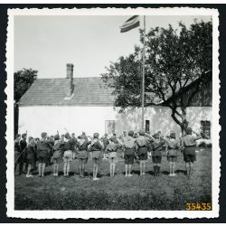   Leventék (cserkészek?) zászlófelvonáson, egyenruha, darutoll, Magyarország, 1930-as évek, Eredeti fotó, papírkép.  