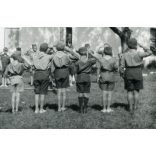 Leventék (cserkészek?) zászlófelvonáson, egyenruha, darutoll, Magyarország, 1930-as évek, Eredeti fotó, papírkép.  