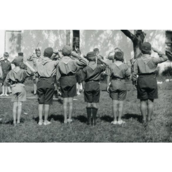 Leventék (cserkészek?) zászlófelvonáson, egyenruha, darutoll, Magyarország, 1930-as évek, Eredeti fotó, papírkép.  