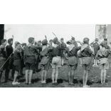 Leventék (cserkészek?) zászlófelvonáson, egyenruha, darutoll, Magyarország, 1930-as évek, Eredeti fotó, papírkép.  