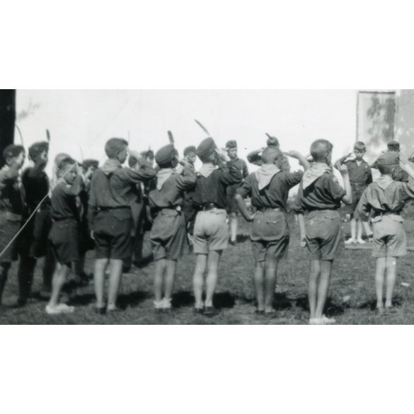 Leventék (cserkészek?) zászlófelvonáson, egyenruha, darutoll, Magyarország, 1930-as évek, Eredeti fotó, papírkép.  