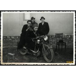  Fiúk NSU 250-es motoron, Bia (Biatorbágy), motorkerékpár, jármű, közlekedés, Pest megye, helytörténet, 1940, 1940-es évek, Eredeti fotó, papírkép.  