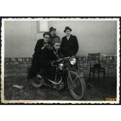   Fiúk NSU 250-es motoron, Bia (Biatorbágy), motorkerékpár, jármű, közlekedés, Pest megye, helytörténet, 1940, 1940-es évek, Eredeti fotó, papírkép.  