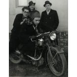 Fiúk NSU 250-es motoron, Bia (Biatorbágy), motorkerékpár, jármű, közlekedés, Pest megye, helytörténet, 1940, 1940-es évek, Eredeti fotó, papírkép.  