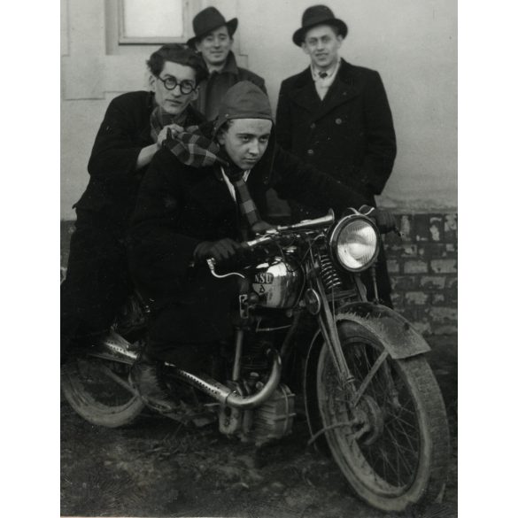 Fiúk NSU 250-es motoron, Bia (Biatorbágy), motorkerékpár, jármű, közlekedés, Pest megye, helytörténet, 1940, 1940-es évek, Eredeti fotó, papírkép.  