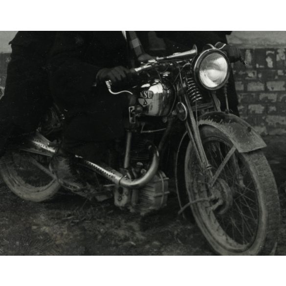 Fiúk NSU 250-es motoron, Bia (Biatorbágy), motorkerékpár, jármű, közlekedés, Pest megye, helytörténet, 1940, 1940-es évek, Eredeti fotó, papírkép.  