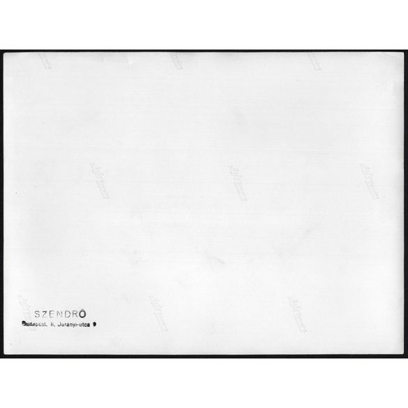 Nagyobb méret, Szendrő István fotóművészeti alkotása. Újszülött Bárány Béla a kórházban, doktor, 1930-as évek. Eredeti, pecséttel jelzett fotó, papírkép, Agfa Brovira papíron. Dekorációnak, ajándéknak