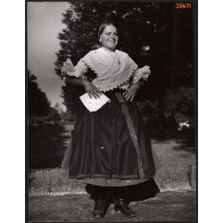   Nagyobb méret, Szendrő István fotóművészeti alkotása. Galgahévízi (Pest megye) népviseletben, 1930-as évek. Eredeti, pecséttel jelzett fotó, papírkép, Agfa Brovira papíron. Dekorációnak, ajándéknak is