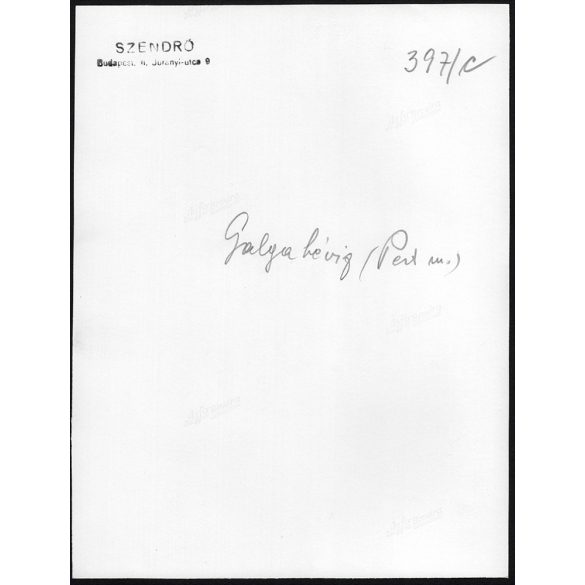 Nagyobb méret, Szendrő István fotóművészeti alkotása. Galgahévízi (Pest megye) népviseletben, 1930-as évek. Eredeti, pecséttel jelzett fotó, papírkép, Agfa Brovira papíron. Dekorációnak, ajándéknak is